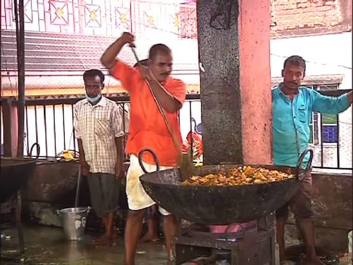 তবে দিনে তারা মাকে কোনও অন্নভোগ দেওয়া না হলেও, দুপুর থেকেই শুরু হয় রাতের ভোগের প্রস্তুতি। 