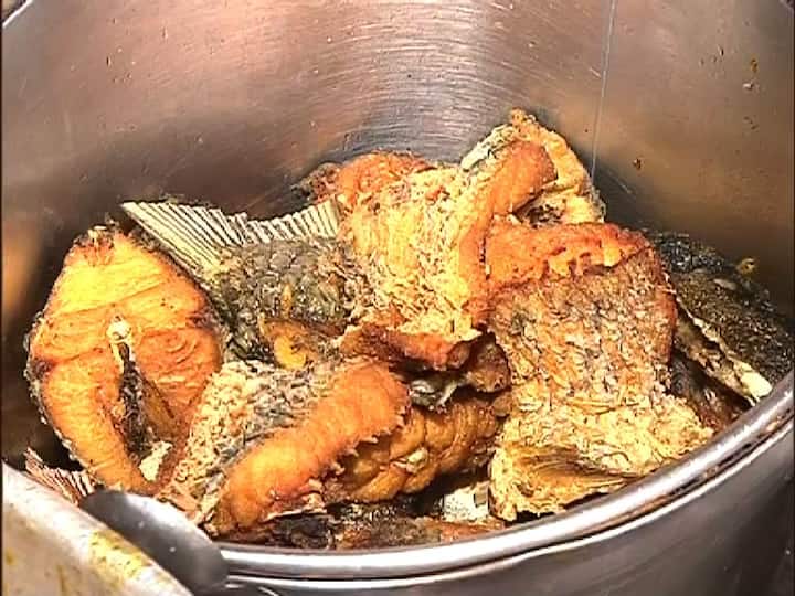 দিনে মাকে অন্নভোগ দেওয়া হয় না বলে, এদিন মন্দিরের সেবায়েতরাও অন্ন ছোঁন না। 
