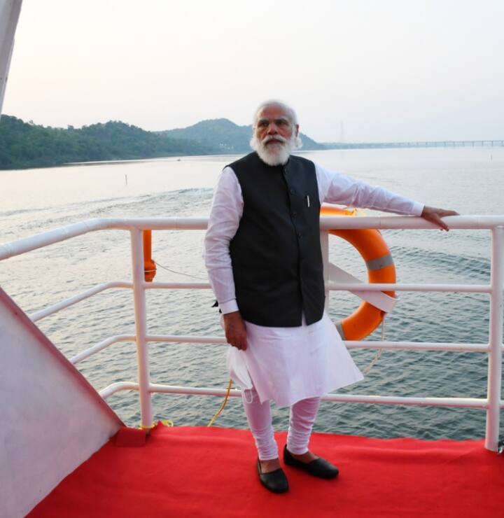 গতকাল প্রধানমন্ত্রী কেভাডিয়ায় একাধিক উন্নয়নমূলক প্রকল্পের উদ্বোধন করেন। শুক্রবার গুজরাতের কেভাডিয়ায় সর্দার প্যাটেল জুলজিক্যাল পার্কের উদ্বোধনে গিয়ে জঙ্গল সাফারি করলেন প্রধানমন্ত্রী নরেন্দ্র মোদি। কাঁধে টিয়া নিয়ে পাখিরালয়ে ঘুরে বেড়াতেও দেখা যায় তাঁকে।