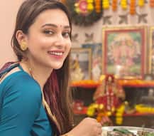 কোলে করে লক্ষ্মী আনলেন মিমি, পঞ্চপ্রদীপ দিয়ে করলেন আরতি, মাথায় তাপ ছোঁয়ালেন মা