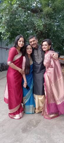 অনস্ক্রিনের খিটিমিটি ভ্যানিশ, কাছাকাছি এলেন জুন আন্টি, কাঁধে হাত রেখে সেলফি নিলেন অনিন্দ্য!