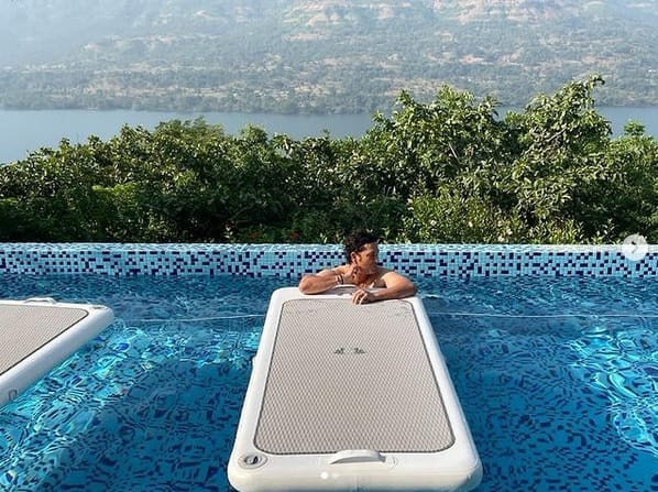 পিছনে দেখা যাচ্ছে পাহাড়। আর সচিন সময় কাটাচ্ছেন সুইমিং পুলে।
