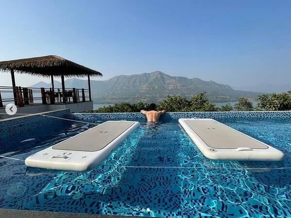 ছুটি কাটালেও ভারত-অস্ট্রেলিয়া সিরিজের দিকেও নজর রয়েছে সচিনের। পাশাপাশি অসহায় মানুষদের পাশে সাহায্যের হাতও বাড়িয়ে দিতে দেখা যাচ্ছে তাঁকে। সোমবারই জানা গিয়েছে যে, ৬ রাজ্যের আরও কিছু অসুস্থ শিশুর চিকিৎসার ব্যবস্থা করেছেন তিনি। সব ছবি সচিনের ইনস্টাগ্রাম থেকে নেওয়া।