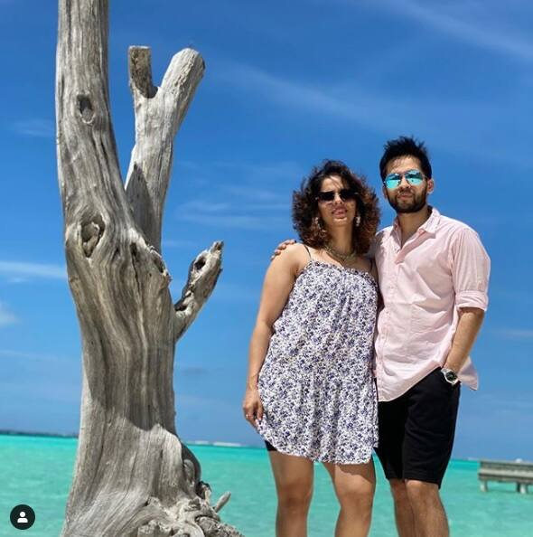 মলদ্বীপের সমুদ্রতটে বেড়ানোর ছবি সোশ্যাল মিডিয়ায় শেয়ার করেছেন স্বামী-স্ত্রী। ছবি সৌজন্যে ইনস্টাগ্রাম