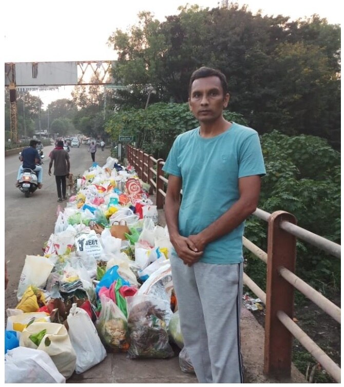 Man stands whole day beside Godavari to prevent people from dumping waste-filled plastic bags সারাদিন দাঁড়িয়ে গোদাবরীর পাড়ে, বর্জ্য ফেলতে এলেই বাঁশি বাজিয়ে আটকাচ্ছেন নাসিকের চন্দ্রকিশোর পাতিল