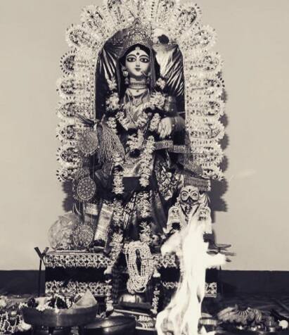 উত্তম কুমারের বাড়ির লক্ষ্মীপুজো ঐতিহ্যবাহী, বহু ইতিহাসের সাক্ষী। এই বাড়ির প্রতিমার মুখ ব্যতিক্রমী। বলা হয়, লক্ষ্মীদেবীর মুখ এখানে মহানায়কের স্ত্রী গৌরি দেবীর আদলে গড়া হয়। এই ছবিটি এই বছরেরই।