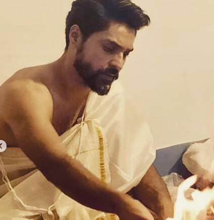 উত্তম কুমারের উত্তরপুরুষের এই ছবিতে যদিও প্রথম কমেন্ট আসে তাঁর বান্ধবী দেবলীনা কুমারের তরফেই। তিনি মজা করে লেখেন, 'কেত'!