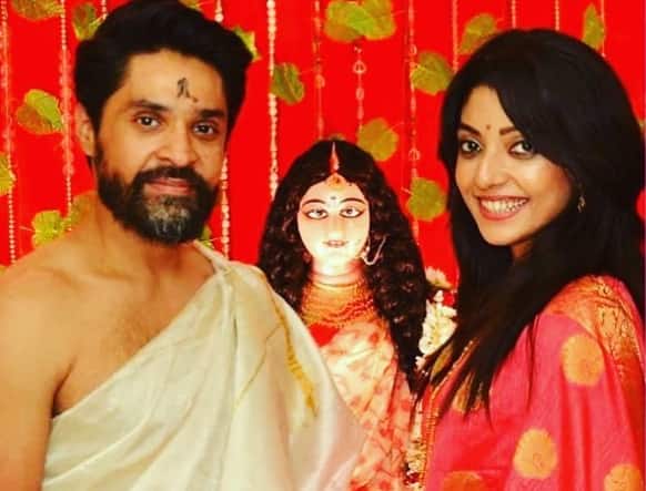  ঘনিষ্ঠ বান্ধবী দেবলীনা কুমারের সঙ্গে লক্ষ্মী-মূর্তির সামনে গৌরব। এই ছবিটি আপলেড করে দেবলীনা লিখেছেন, 'যোগসূত্র'