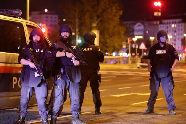 Vienna terror attack: Seven die in shooting at synagogue as multiple gunmen open fire in six areas Vienna terror attack: জঙ্গি হামলায় রক্তাক্ত ভিয়েনা, নিহত অন্তত ৭, খতম এক হামলাকারী, শহরজুড়ে আতঙ্ক