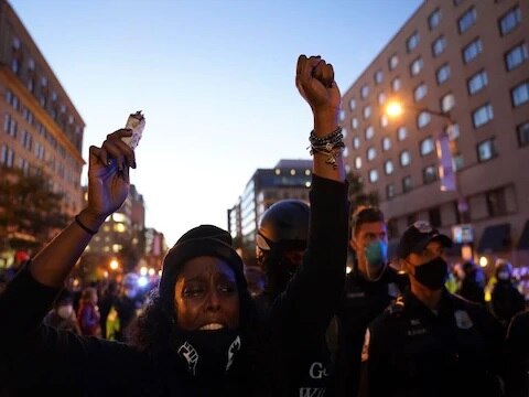 ব্ল্যাক লাইভ ম্যাটার্সের পাশাপাশি জোরালো ভাবে উঠেছে ট্রাম্প, পেন্স আউট স্লোগানও।