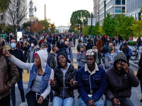 হোয়াইট হাউসের বাইরে বিক্ষোভের মাঝেই কালো চামড়ার মানুষদের অভিযোগ হত্যাকাণ্ডগুলিতে প্রয়োজনীয় ব্যবস্থা গ্রহণ করেনি ট্রাম্প সরকার। গোটা পরিস্থিতিতে তারা ভুগছেন নিরাপত্তহীনতায়।