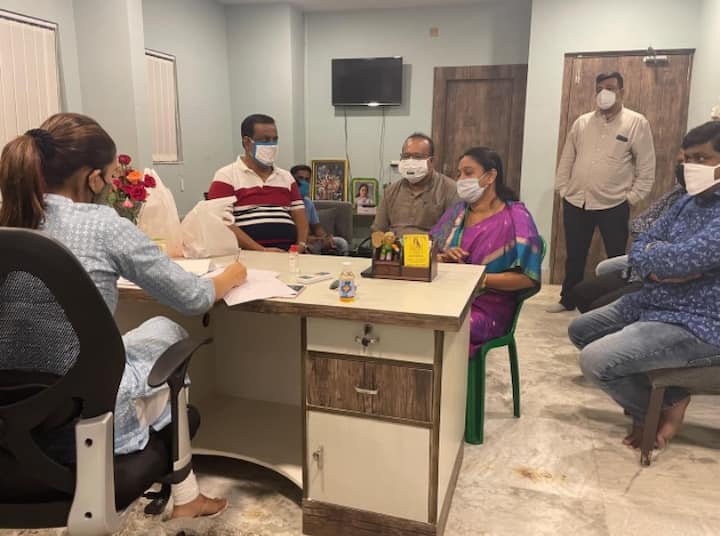 আজ দল সংক্রান্ত বিভিন্ন কাজকর্মও সারেন মিমি।