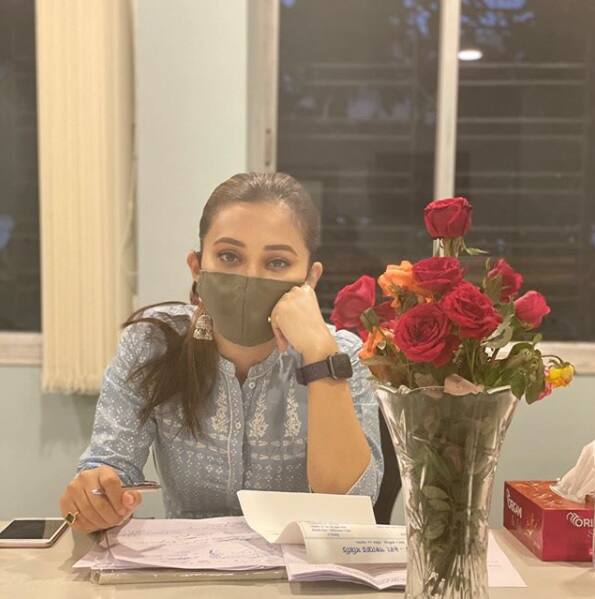 বিজয়ার পর আজ নিজের অফিসে ভবিষ্যৎ প্রকল্প ও পরিকল্পনা নিয়ে আলোচনায় বসলেন সাংসদ মিমি চক্রবর্তী। দেখা করলেন দলীয় কর্মীদের সঙ্গে। শুনলেন অভাব অভিযোগও।