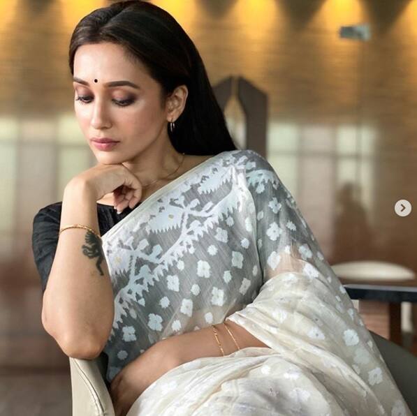 রুপোলি পর্দায় সাড়া ফেলেছে নতুন ছবি 'ড্রাকুলা স্যার'। পর্দার নায়িকা আজ কাজে ফিরলেন। তবে শ্যুটিং-এ নয়, জনপ্রতিনিধির দায়িত্ব সামলাতে।