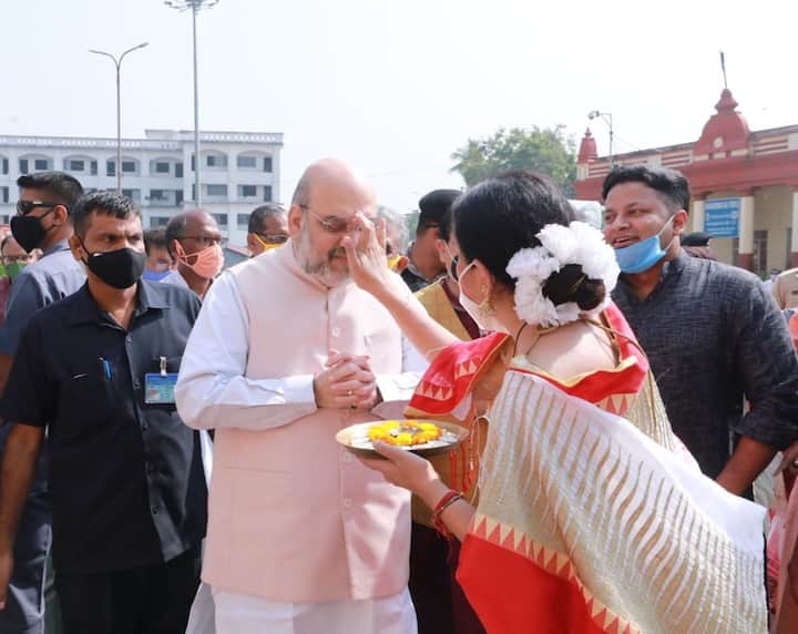 তিনি  প্রখ্যাত ডিজাইনার। কিন্তু এখন বিজেপি রাজ্য মহিলা মোর্চার সভানেত্রী অগ্নিমিত্রা। সুন্দর চওড়া লালপেড়ে সাদা শাড়িতে দক্ষিণেশ্বরে মা ভবতারিণীর মন্দিরে মঙ্গল তিলক কেটে বরণ করলেন স্বরাষ্ট্রমন্ত্রীকে।