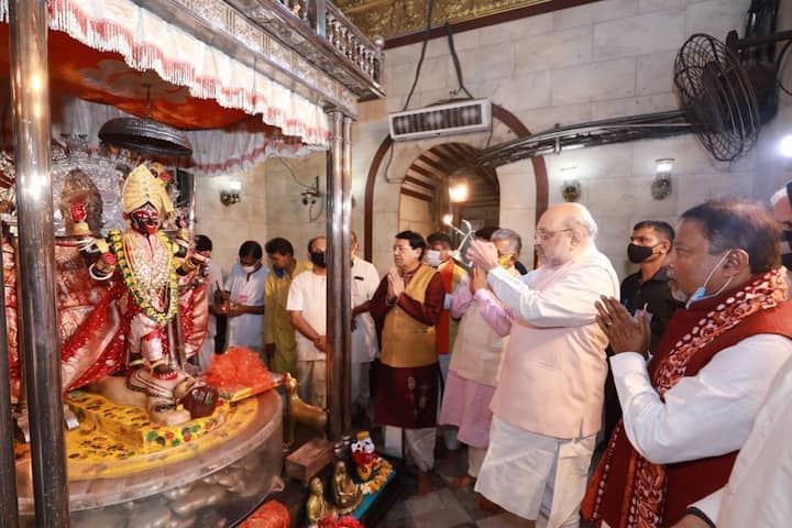 মাতৃমন্দিরের গর্ভগৃহে পঞ্চপ্রদীপ নিয়ে আরতি করলেন ভবতারিণীকে।
