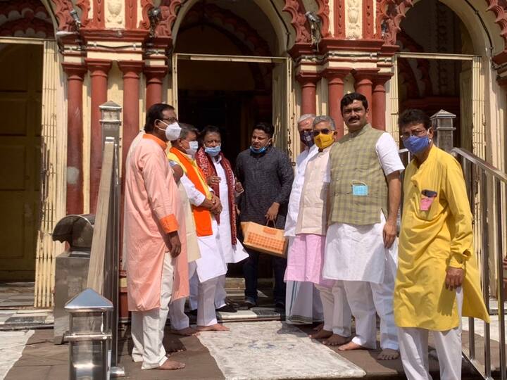 মায়ের কাছে কী চাইলেন অমিত শাহ। বিজেপি বেঙ্গলের তরফে পোস্ট করে জানানো হয়েছে, অমিত শাহ জানান, 'মায়ের কাছে প্রার্থনা করেছি মোদিজীর নেতৃত্বে এই রাজ্য গৌরব প্রাপ্ত করুক। সূত্র: @BJP4Bengal