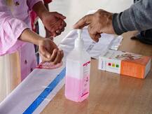 চাইলে বাড়িতে বানাতে পারেন স্যানিটাইজার, দোকানের মত কাজ করবে তো? জেনে নিন