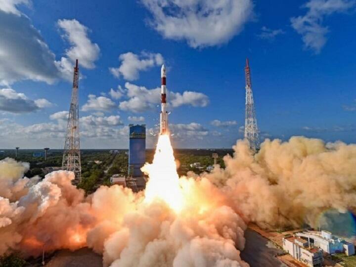 India's Latest Earth Observation Satellite Lifts Off in First Launch for ISRO Since Lockdown যে কোনও আবহাওয়ায় তুলতে পারবে ছবি, রাডার ইমেজিং উপগ্রহের সফল উৎক্ষেপণ