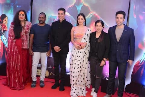 ১) অক্ষয় কুমার, কিয়ারা আডবাণী ও ছবির নির্মাতারা দিল্লিতে সিনেমার প্রিমিয়ারে হাজির হয়েছিলেন।