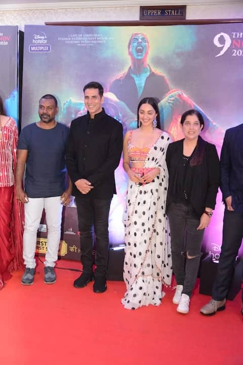 ৯) প্রযোজক শাবিনা খান ও তুষার কাপুরের সঙ্গে অক্ষয়, কিয়ারা। রয়েছেন রূপান্তরকামী সমাজকর্মী লক্ষ্মী নারায়ণ ত্রিপাঠিও ও পরিচালক রাঘব লরেন্সও। (সব ছবি- মানভ মাঙ্গলানি)।