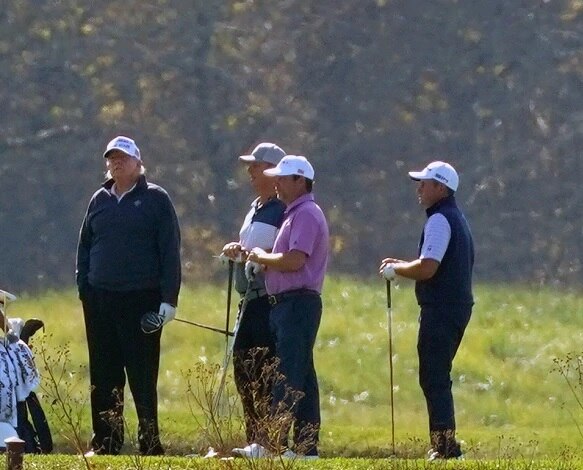 Donald Trump Goes Golfing, Poses For Pictures After Losing To Joe Biden In The US Presidential Election গদিচ্যুত হয়েছেন, গলফে মজে থাকা ট্রাম্পকে দেখে নেই বোঝার উপায়