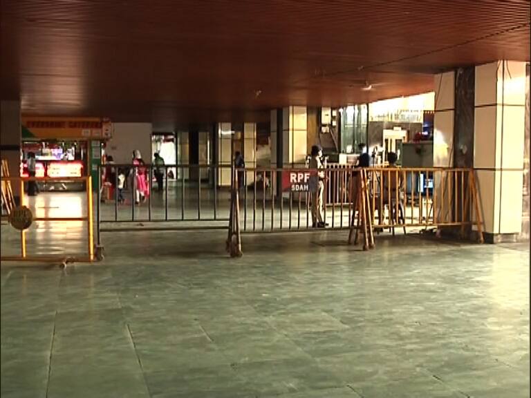 বুধবার থেকে শুরু হচ্ছে লোকাল ট্রেন পরিষেবা, কোভিড-বিধি মেনে ভিড় নিয়ন্ত্রণে একগুচ্ছ ব্যবস্থা, ঢুকতে দেওয়া হবে না কোনও হকারকে Local train service to resume from Wednesday, several measures to control crowd, no entry to hawkers at station and trains বুধবার থেকে শুরু হচ্ছে লোকাল ট্রেন পরিষেবা, কোভিড-বিধি মেনে ভিড় নিয়ন্ত্রণে একগুচ্ছ ব্যবস্থা, ঢুকতে দেওয়া হবে না কোনও হকারকে