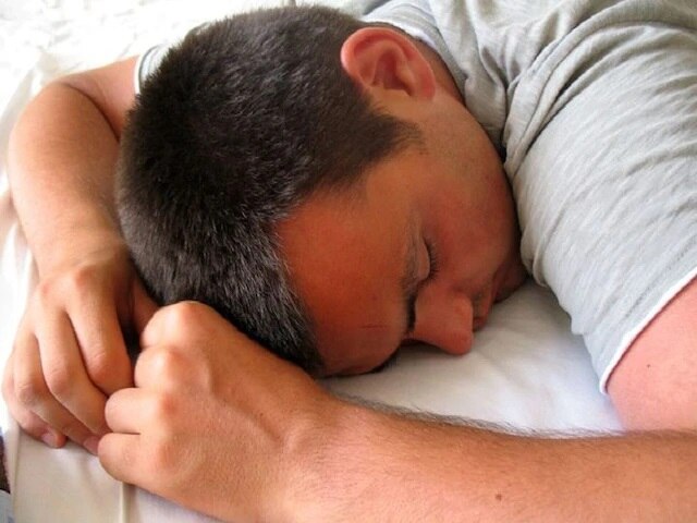 Health Tips: Wrong sleeping posture may harm skin, Know the right way to sleep ভুল ভাবে শুলে আপনার ত্বকে মারাত্মক প্রভাব পড়তে পারে, জেনে নিন ঘুমনোর সঠিক অবস্থান