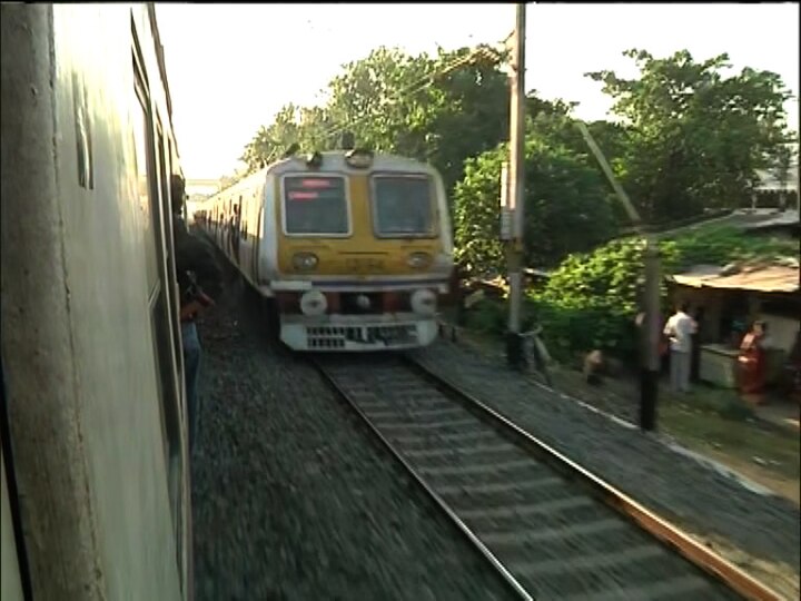 West Bengal: With COVID protocol, local train services resume in Bengal সাড়ে ৭ মাস পর গড়াল লোকাল ট্রেনের চাকা, হাওড়া স্টেশনে টিকিট কাউন্টারে লম্বা লাইন