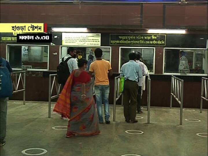 স্টেশন চত্বরে করা রয়েছে সামাজিক দূরত্ববিধি মেনে দাঁড়াবার জন্য মার্কিং ও।