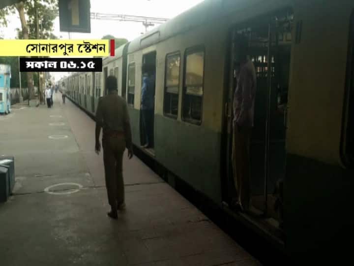 স্টেশন চত্বরে দূরত্ববিধি মেনে দাগ টেনে দেওয়া হয়েছে।