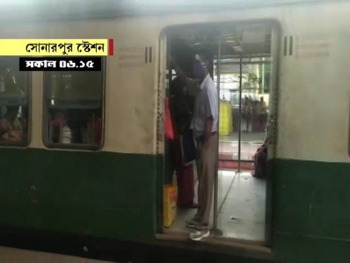 ট্রেনে মানতে দেখা গেল সামাজিক দূরত্ববিধি।