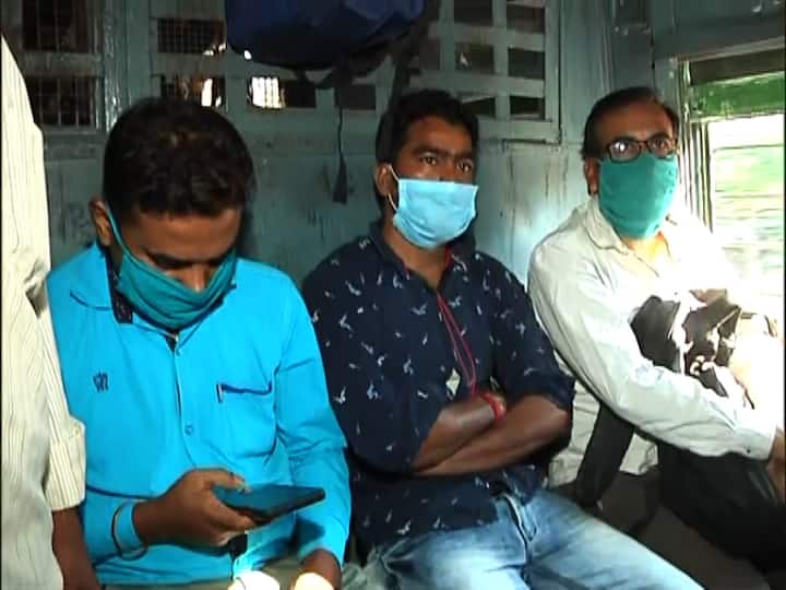 অনেক জায়গায় মানা হল না দূরত্ববিধি।