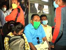 লোকালের চাকা গড়াতেই ফিরল চেনা ভিড়! দিনভর কেমন থাকল ট্রেনের ভিতরের ছবিটা? দেখুন