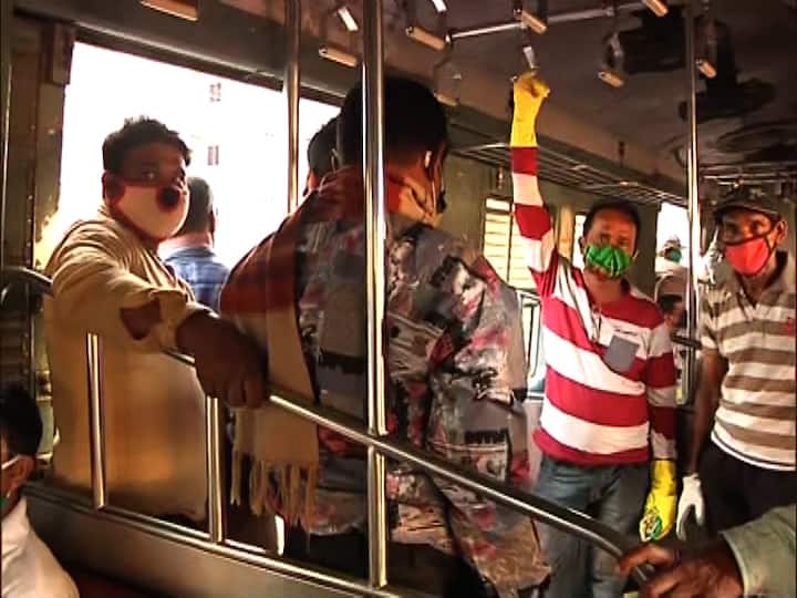 ভোরের ট্রেনে সামাজিক দূরত্ব বজায় ছিল!!! কিন্তু অফিস টাইম শুরু হতেই তা উবে গেল কর্পূরের মতো!