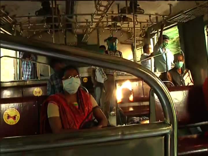 কোনও কোনও শাখার ট্রেনে অবশ্য দেখা গেল দূরত্ববিধি মানার ছবি। যাত্রীর সংখ্যা কম থাকাতেই সম্ভব হয়েছিল।