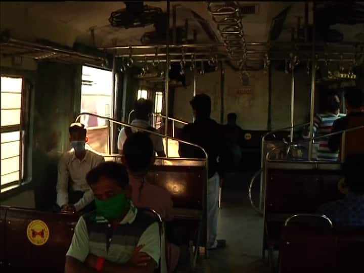 কম যাত্রী থাকায় কিছু ট্রেনে দেখা গেল ১টা সিটে বসেছেন একজন যাত্রীই।