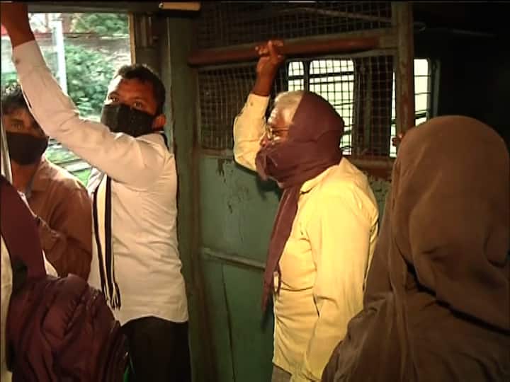 তবে আটকানো গেল না দরজায় দাঁড়ানোর প্রবণতা। প্রশ্ন করলে উত্তর মিলল, 'এই তো সামনেই নামব'