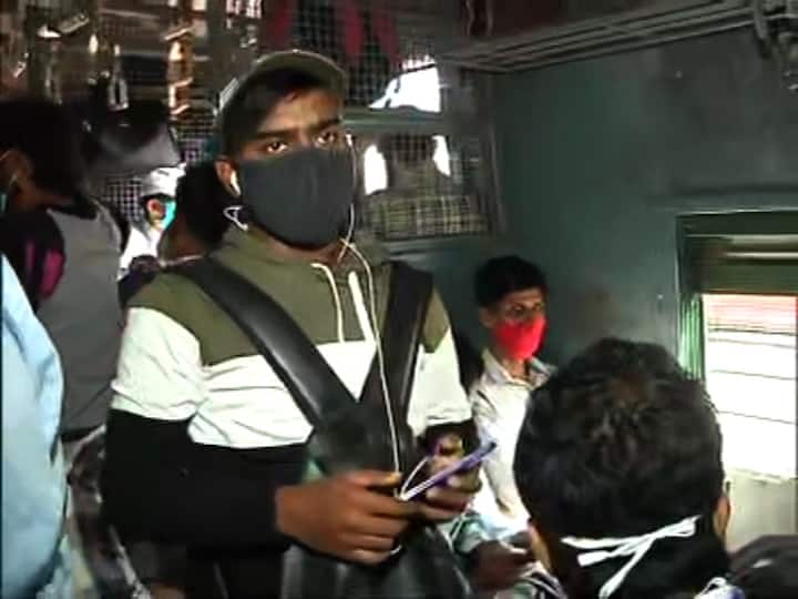 বিশেষজ্ঞরা বলছেন, লোকাল ট্রেন কম চললে, কামরায় ভিড় বেশি হবে, এটাই তো স্বাভাবিক! তাহলে কেন কম ট্রেন চালাচ্ছে রেল ও রাজ্য? কম ট্রেন চলায় মানুষের হয়রানিও হচ্ছে, আবার করোনা সংক্রমণের আশঙ্কাও বাড়ছে!এই পরিস্থিতিতে লোকাল ট্রেন বাড়ানোর দাবি জানিয়েছেন মুখ্যমন্ত্রীও।