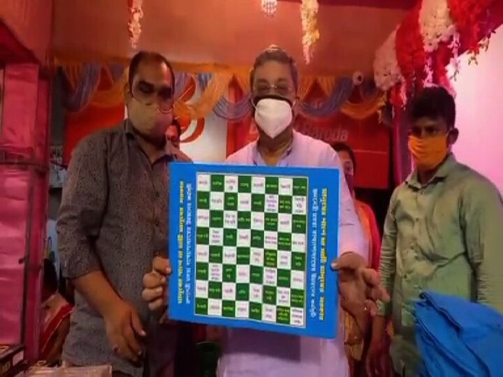 Hooghly Sreerampore Chess Board Politics TMC MP Kalyan Banerjee TMC programme দাবার ছকে লেখা রাজ্যের প্রকল্পের খতিয়ান, শ্রীরামপুরে অভিনব 