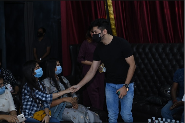 প্রিয় অভিনেতা-অভিনেত্রীকে সামনে দেখে আপ্লুত ভক্তরা।