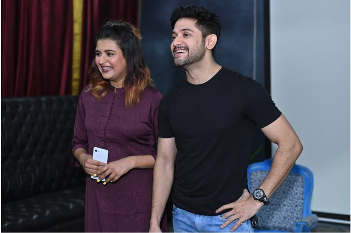 প্রিমিয়ারে হাজির হয়েছিলেন তানসেনের তানপুরার ২ তারকা বিক্রম চট্টোপাধ্যায় ও রূপসা চট্টোপাধ্যায়।