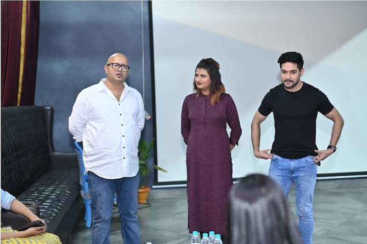 কোভিডবিধি মেনে মাত্র ১৫ জনকেই আমন্ত্রণ জানানো হয়েছিল।