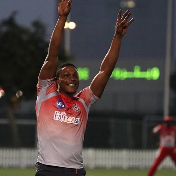 শেলডন কটরেল: সাড়ে ৮ কোটি টাকা দিয়ে ওয়েস্ট ইন্ডিজের পেসারকে কিনেছিল কিংস ইলেভেন পঞ্জাব। উইকেট নেওয়ার পর তাঁর স্যালুট সেলিব্রেশন রীতিমতো বিখ্যাত। যদিও ত্রয়োদশ আইপিএলে সেই সুযোগ বড় একটা পাননি। ৬টি মাত্র ম্যাচ খেলেছেন কটরেল। মাত্র ৬টি উইকেট নিয়েছেন। মাত্র ১২০টি বল করেছেন। অর্থাৎ তাঁর এক একটি বলের মূল্য সাত লক্ষ টাকারও বেশি। ওভার প্রতি খরচ করেছেন প্রায় ৯ রান (৮.৮)।