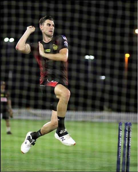 প্যাট কামিন্স: চোখ কপালে তোলার মতো সাড়ে ১৫ কোটি টাকা দিয়ে অস্ট্রেলিয়ার পেসারকে কিনেছিল কলকাতা নাইট রাইডার্স। ত্রয়োদশ আইপিএলে নজর কাড়তে পারেননি কামিন্স। ১৪ ম্যাচে নিয়েছেন মাত্র ১২ উইকেট। যার মধ্যে একটি ম্যাচে নিয়েছিলেন ৪ উইকেট। অর্থাৎ, বাকি ১৩ ম্যাচে ৮ উইকেট নিয়েছেন ডানহাতি ফাস্টবোলার। ব্যাট হাতে একটি হাফসেঞ্চুরি-সহ মোট ১৪৬ রান করলেও শাহরুখ খানের দলের হয়ে প্রত্যাশা পূরণে ব্যর্থ।