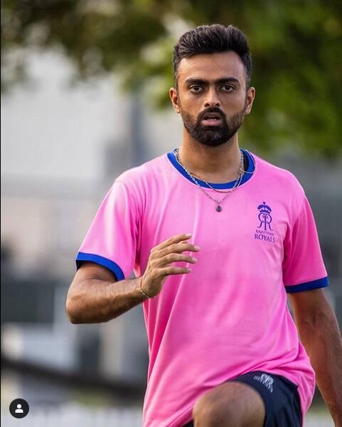 জয়দেব উনাদকাট: সৌরাষ্ট্রের পেসারকে ৩ কোটি টাকায় ধরে রেখেছিল রাজস্থান রয়্যালস। সদ্যসমাপ্ত আইপিএলে ৭টি মাত্র ম্যাচ খেলেছেন। নিয়েছেন ৪ উইকেট। ব্যাটে করেছেন ৯ রান!