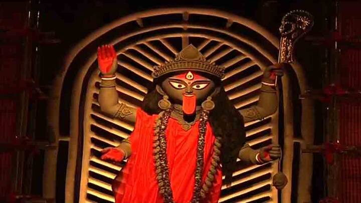 দেবী কালী চতুর্ভুজা। ডানদিকের উপরের হাতে বরাভয় মুদ্রা, নীচের হাতে আশীর্বাদ মুদ্রা। কারণ দেবী তাঁর সন্তানদের যেমন রক্ষা করেন, তেমনই ভক্তের মনোবাঞ্ছা পূর্ণ করেন।