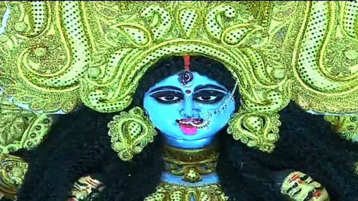 নরমুণ্ডই দেবীর অলঙ্কার৷ যুদ্ধে পরাজিত সেনাপতিদের মুণ্ডের মালা মা কালীর কণ্ঠের শোভা৷ বলা হয়, পঞ্চাশটি মুণ্ডের এই মালা আসলে জ্ঞানের প্রতীক৷ যে সেনাপতি তাঁর চুল ধরে অপমান করেছিল, তার মুণ্ড দেবী হাতে ধরে থাকেন৷ 