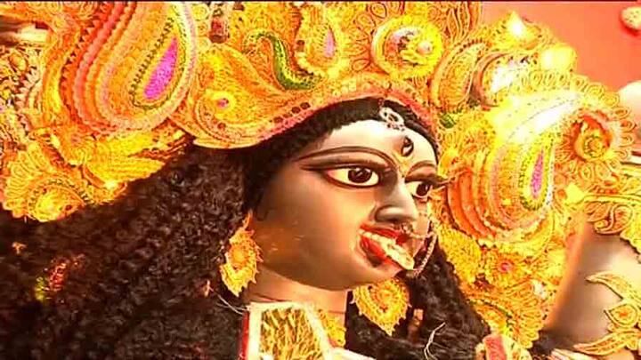 মৃত সেনাপতিদের হাতের পাতা কোমরবন্ধ হিসেবে ধারণ করেন দেবী৷ শাস্ত্রমতে এই করতলও জ্ঞানের প্রতীক৷ ভুল করে স্বামী মহাদেবের গায়ে পা তুলে ফেলায় লজ্জিতা রণে উন্মত্ত দেবী।