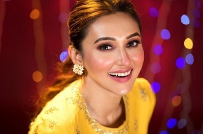 নায়িকা, সাংসদ পরিচয় কিছুক্ষণের জন্য তুলে রেখে যখন শুধুই ঘরের মেয়ের উৎসব পালন। সব ছবির সৌজন্য- মিমি চক্রবর্তী।